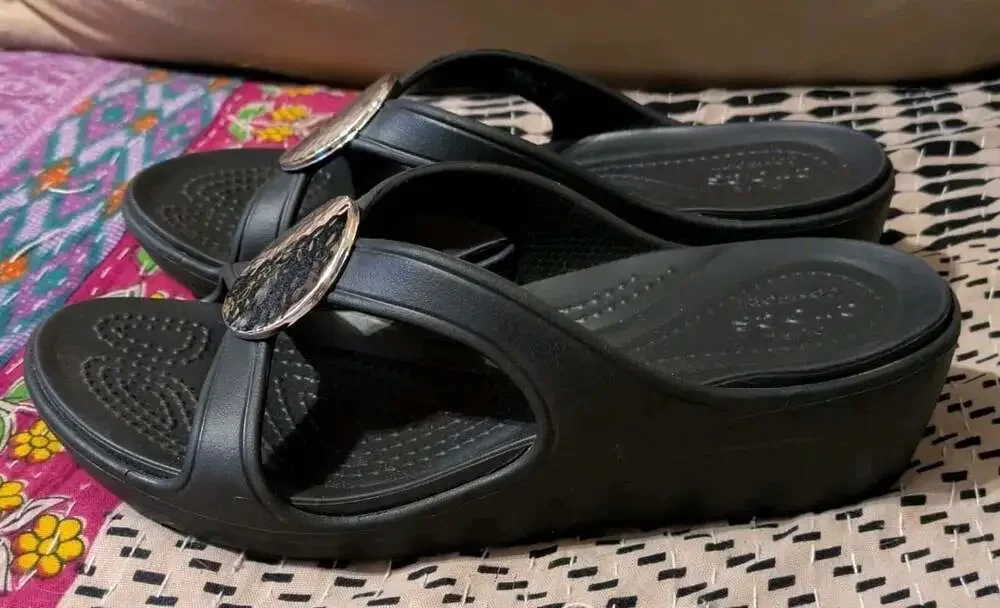 Crocs Sanrah Hammered Silver Circle Wedge Slide Sandals Black Women's Size 7